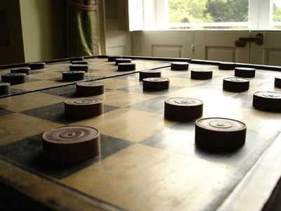 תוצאת תמונה עבור שני אנשים משחקים דמקה