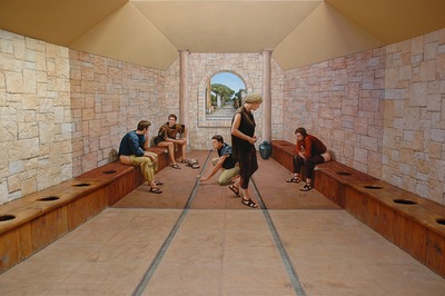 שירותים עתיקים