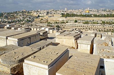 אבנים על הקבר