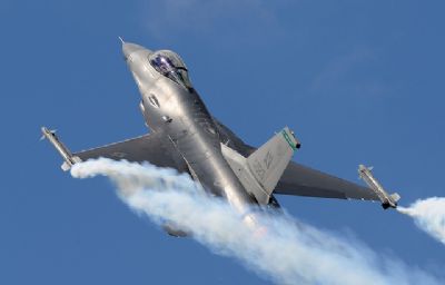 F16